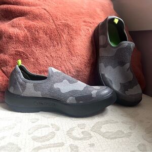 OOFOS OOmg EeZee LTD Gray Camouflage Slip-On Shoes size 7 EU38